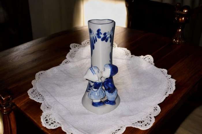 Delft Blue Dutch Boy & Girl Kissing