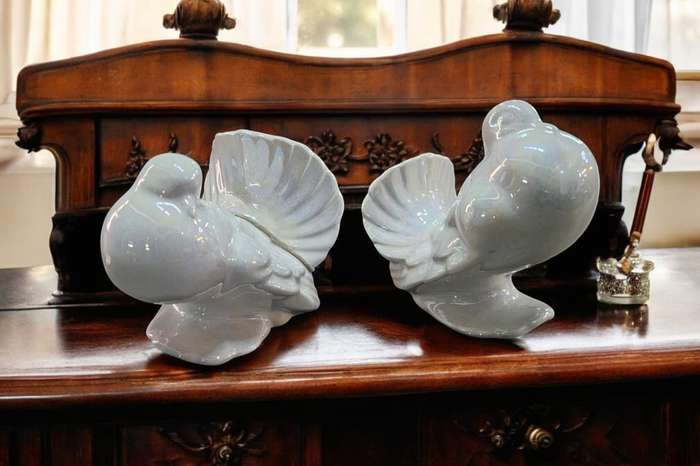 Stunning pair of vintage pearl glazed pigeon fan tail doves, measuring  H 11cm x L 9cm x W 11cm