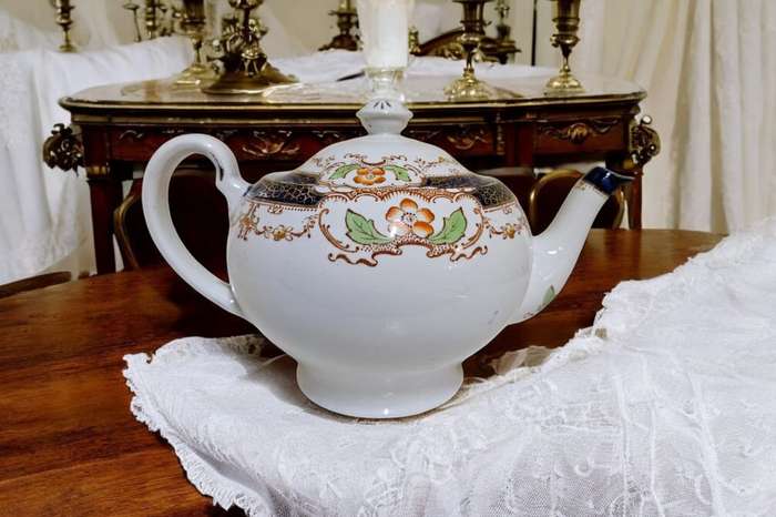 Antique Hampton Staffordshire 6 cup Tea Pot