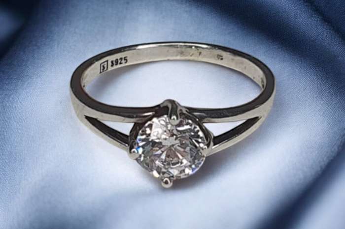 Sterling Silver 925 ring, with a clear stones Size L