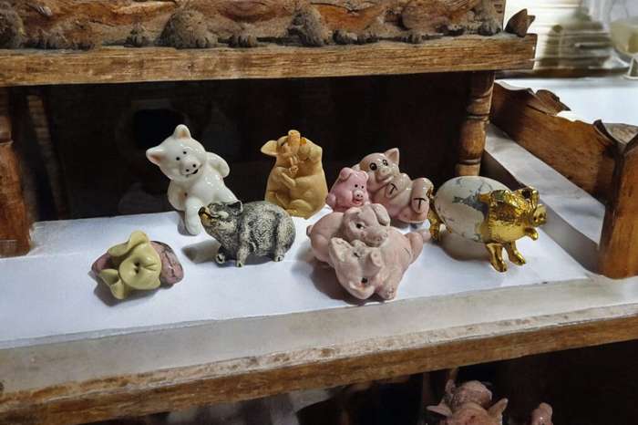 Collection of Porcelain & Ceramic Printers Tray Pigs