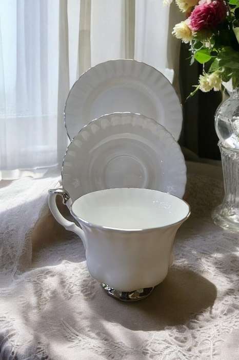 Royal Albert Chantilly trio
