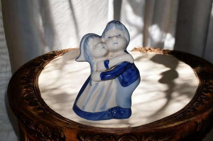 Delft Hugging Boy & Girl