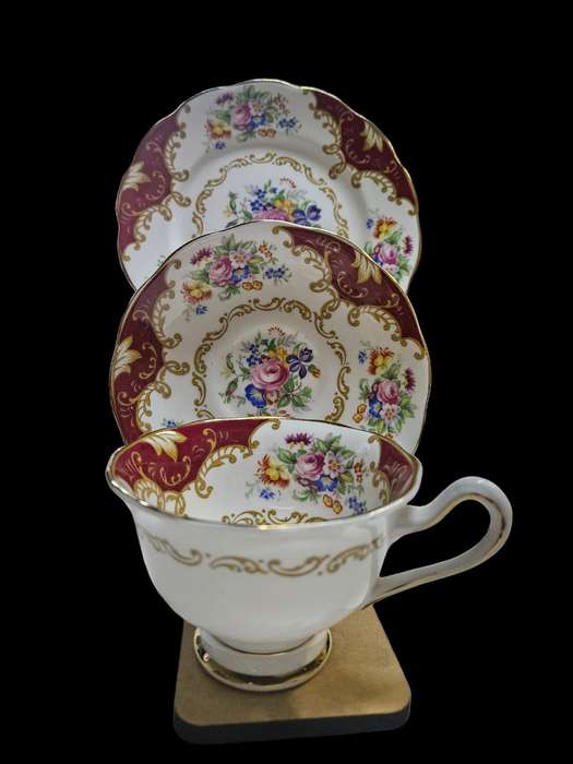 Canterbury Royal Albert 18 Piece Bone China set, crafted in England between 1935-1940, REG No 832 88