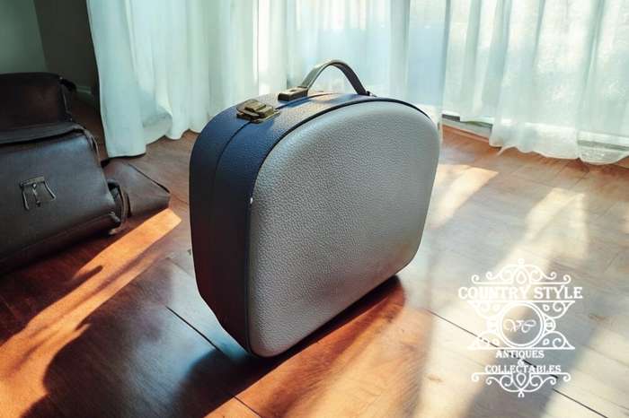 Vintage hard top suitcase for your old radio