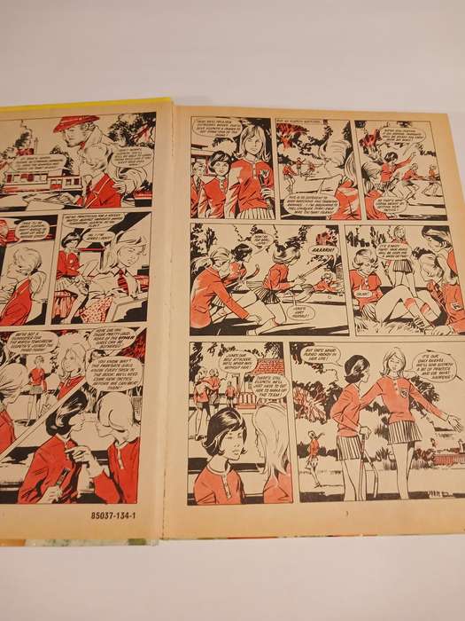 Girls' Crystal Annual 1974, IPC Magazines