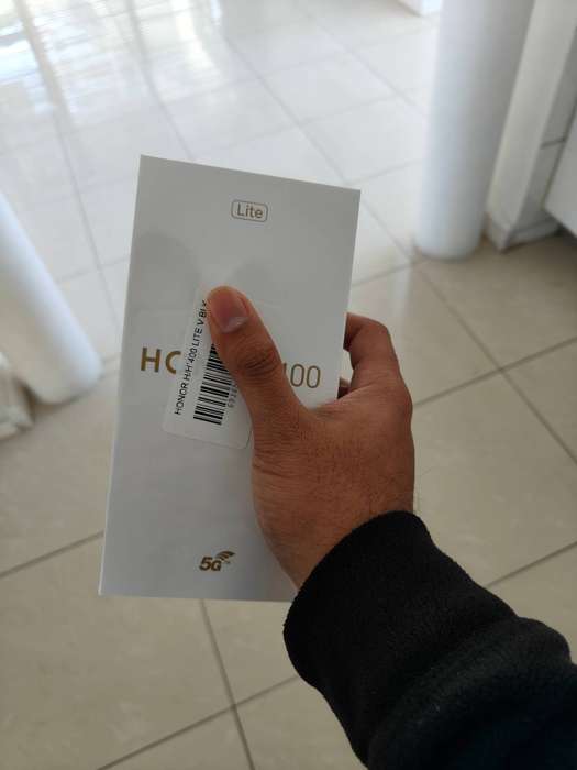 BRAND NEW SEALED HONOR 400 LITE 8+256
