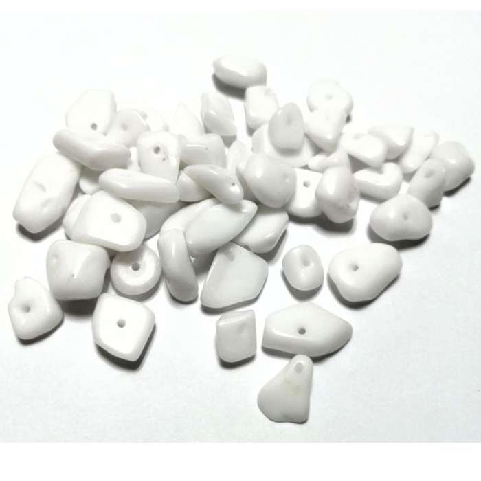 Beads / Gemstone - WHITE ONYX - Beads   - 8-15mm +/-55chips  / Beads for crafting