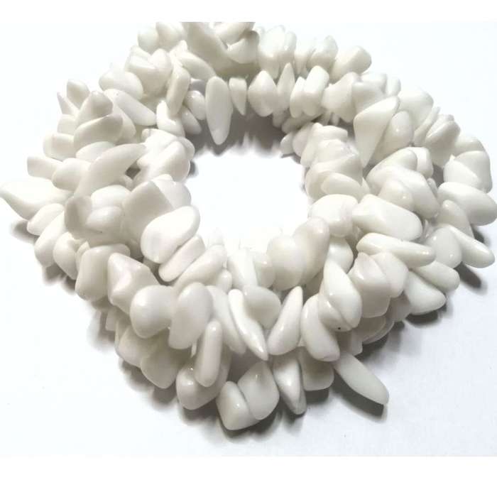 Beads / Gemstone - WHITE ONYX - Beads   - 8-15mm +/-220chips- String 88cm  / Beads for crafting