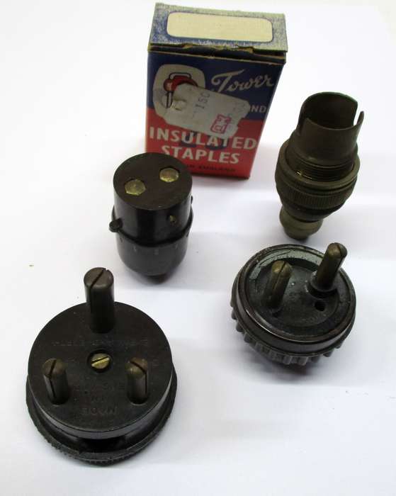Small lot of vintage electrical items - plugs etc.