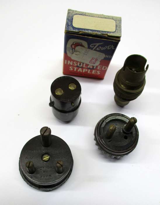 Small lot of vintage electrical items - plugs etc.