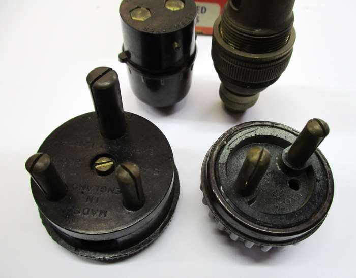 Small lot of vintage electrical items - plugs etc.