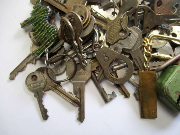 Mixed Lot of keys / key chains etc.