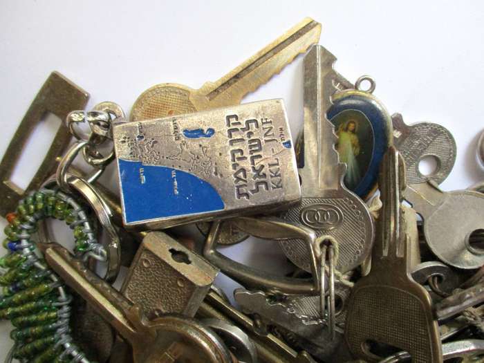 Mixed Lot of keys / key chains etc.