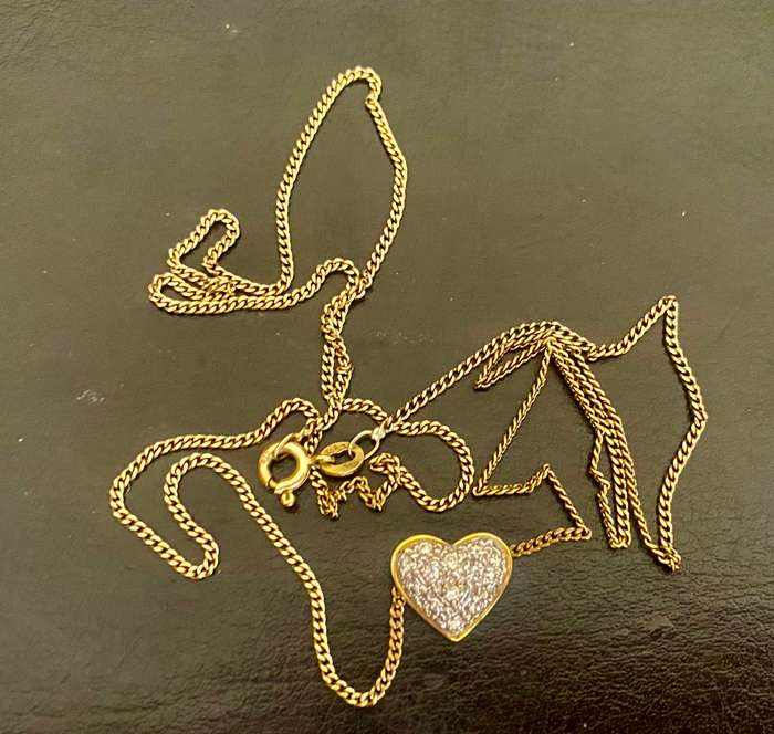 stunning 13x Diamond heart shaped 18ct pendant on a 9ct gold chain