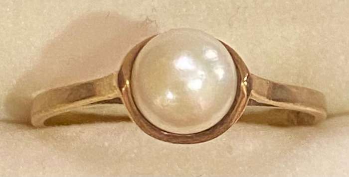 Elegant Pearl ring set in 9ct yellow gold