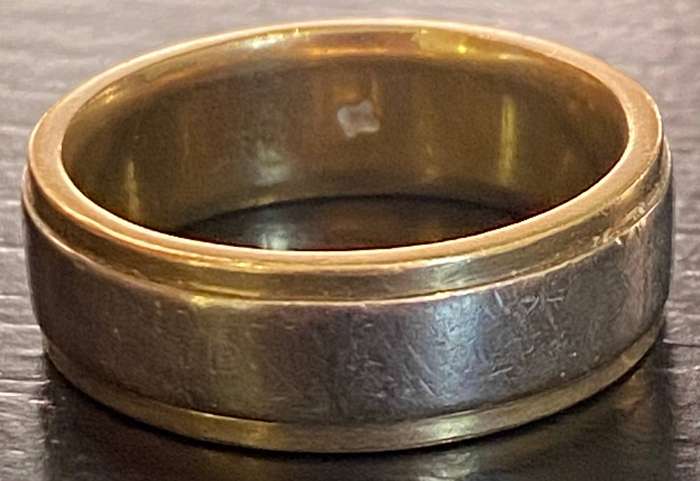Stunning 18ct two tone yellow and white gold gents wedding band with a diamond