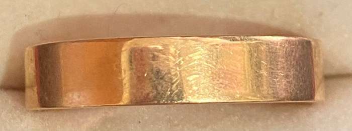Heavy 18ct Yellow gold gents Wedding band stamped 18ct and ZA for made in South Africa