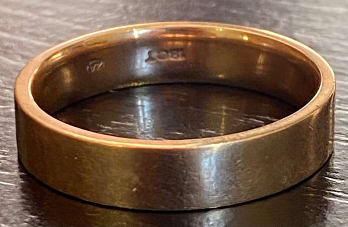 Heavy 18ct Yellow gold gents Wedding band stamped 18ct and ZA for made in South Africa
