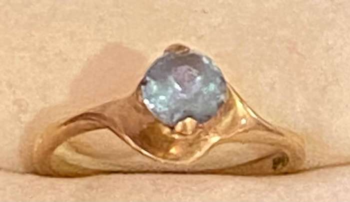 Vintage Blue stone solitaire claw set ring set on 9ct yellow gold