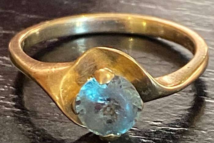 Vintage Blue stone solitaire claw set ring set on 9ct yellow gold