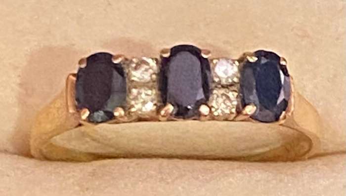 Stunning three genuine Sapphire and 4 diamonds Eternity Ring, set in 18ct yellow gold
