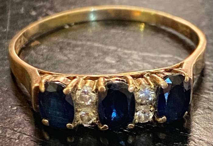 Stunning three genuine Sapphire and 4 diamonds Eternity Ring, set in 18ct yellow gold