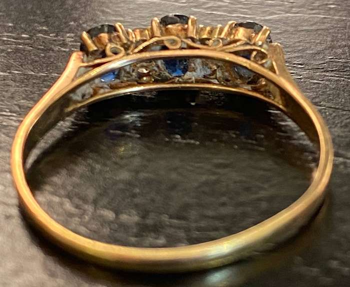 Stunning three genuine Sapphire and 4 diamonds Eternity Ring, set in 18ct yellow gold