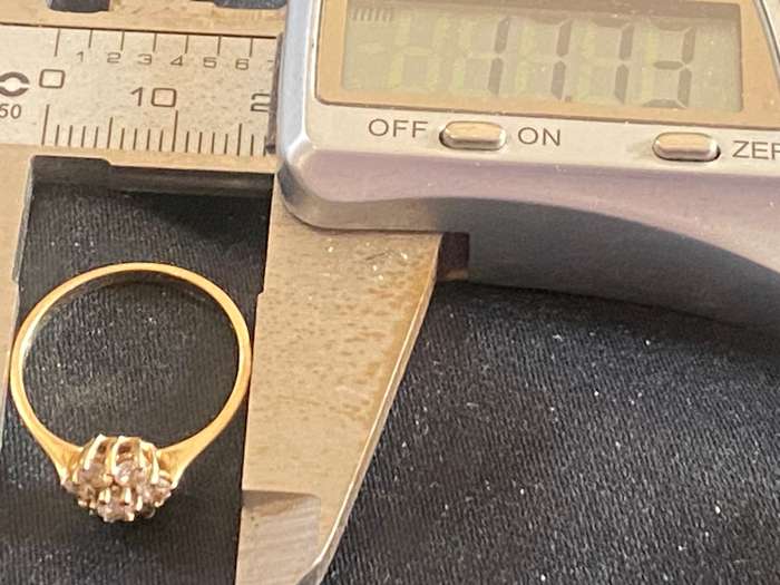 OOH so cute 9ct yellow gold cluster ring with CZ's