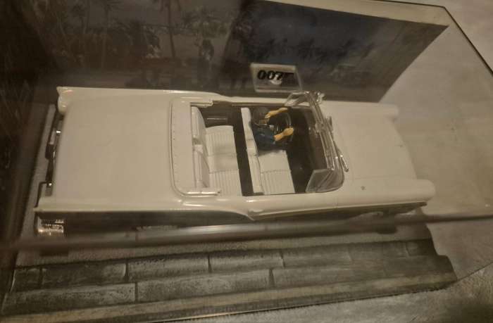 James Bond 007 Ford Fairlane - 1/43 Scale - Die Another Day