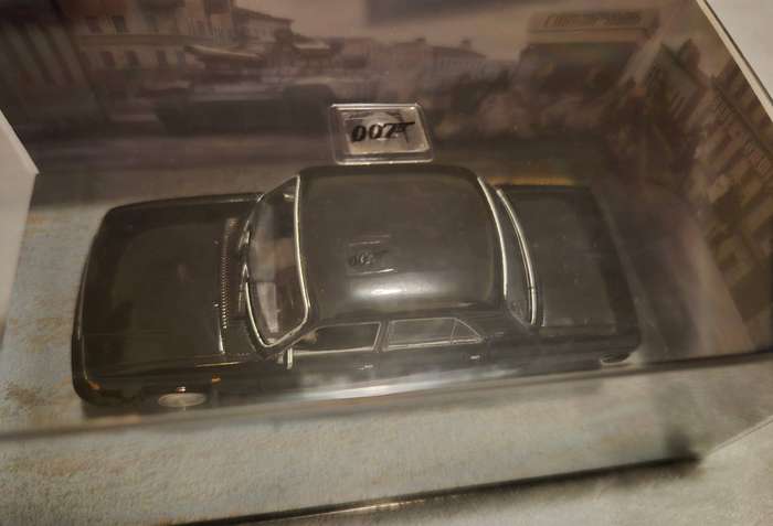 James Bond 007 Gaz Volga - 1/43 Scale - Goldeneye