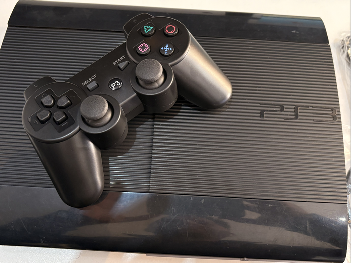 Sony PS3 Super Slim 500GB Console  Wireless Controller & Cables