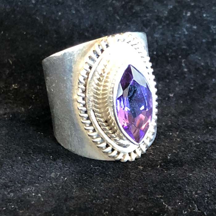 GORGEOUS CHUNKY 925 SILVER AND PURPLE STONE RING - 9.2G - SIZE O