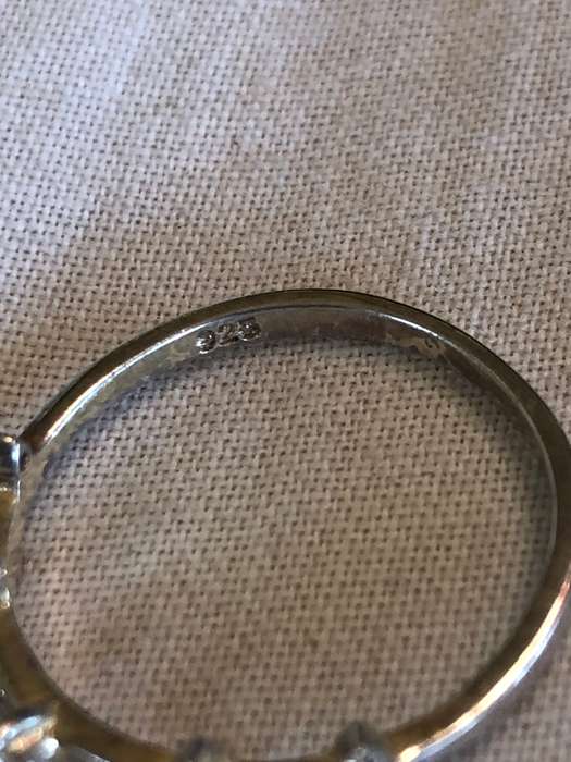 Stunning 925 silver and cubic Zirconia dress ring - 1.5g - Size R