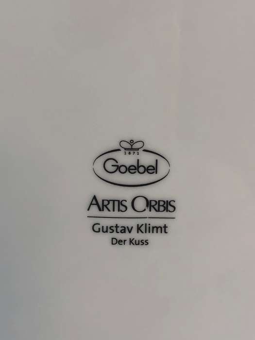 Gustav Klimt Artis Orbis - Goebel - Cake / Display Plate on stand - The Kiss -  COLLECTORS ITEM !!!