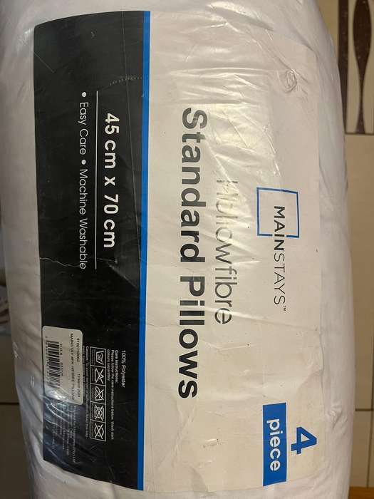 4 x Manstays standard pillows