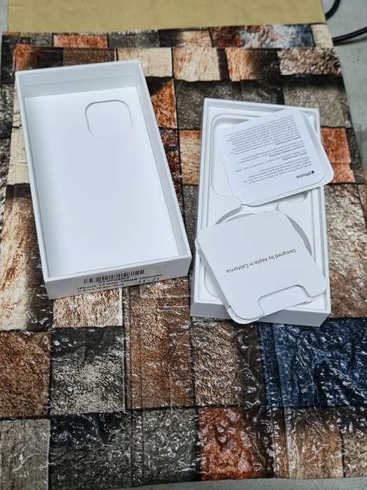 Empty Iphone boxes ( lot of 8 )