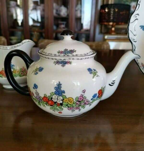 Tea set - 17 Piece New Chelsea Staffs.