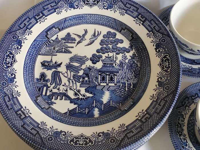 Churchill Blue Willow 32x piece Dinnerware set, excellent condition.