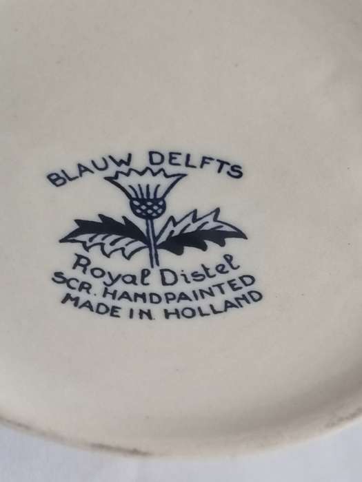 Stunning Blauw Delft fase (Roya Distel handpainted) porcelain, in very good condition.