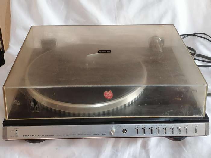 Quality Sanyo Plus series, 2 motor quartz PLL Derect Drive Turntable in very good working condition.