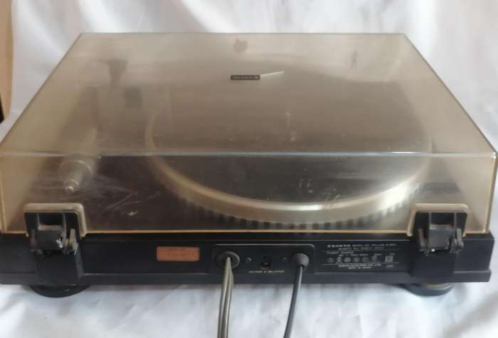 Quality Sanyo Plus series, 2 motor quartz PLL Derect Drive Turntable in very good working condition.