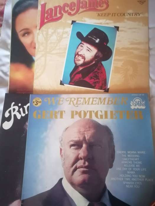 14x Afrikaans vinyl's in excellent to very good condition.