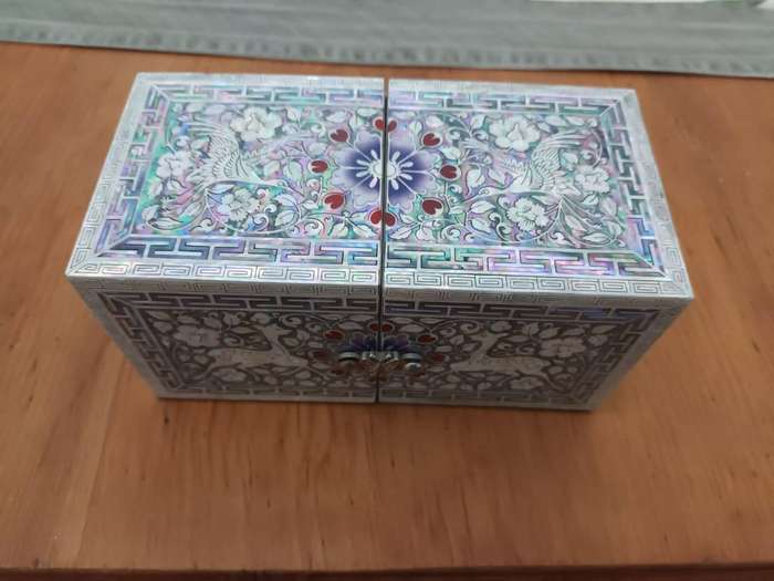 Korean Traditional Handmade Lacquer/Mother-of-Pearl Inlay Trinket Box