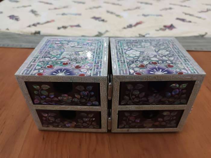Korean Traditional Handmade Lacquer/Mother-of-Pearl Inlay Trinket Box