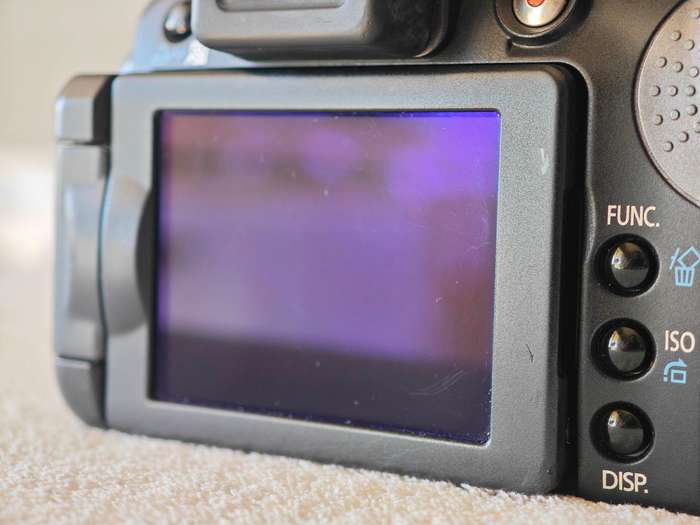 Canon PowerShot S5 IS 12x Zoom / 8MP / Swivel Screen - Digital Camera
