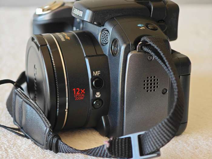 Canon PowerShot S5 IS 12x Zoom / 8MP / Swivel Screen - Digital Camera