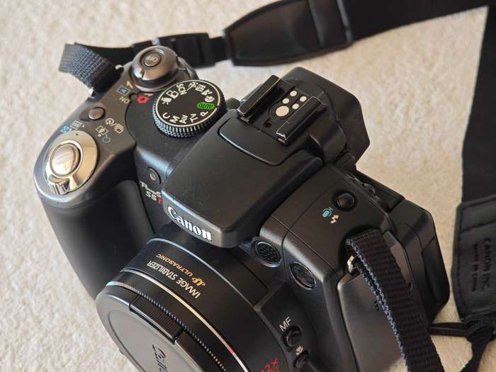 Canon PowerShot S5 IS 12x Zoom / 8MP / Swivel Screen - Digital Camera
