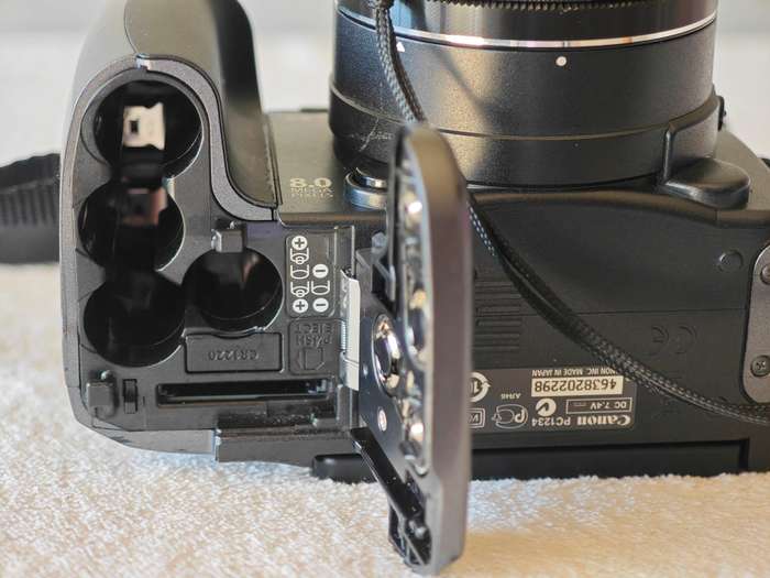 Canon PowerShot S5 IS 12x Zoom / 8MP / Swivel Screen - Digital Camera