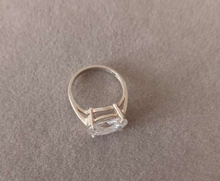 Stunning Sterling Silver Ring with Oval Cut Zirconia. Size O 1/2.